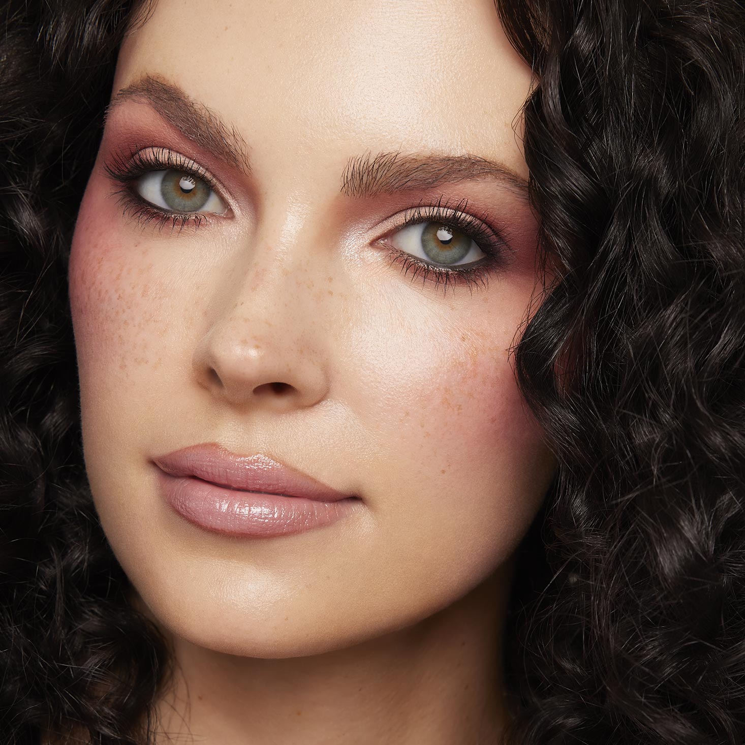 EyePalette_BlushBaby_DesertRose_Model6097_2a2bc68d-2b47-4942-874e-009e6f8ac115
